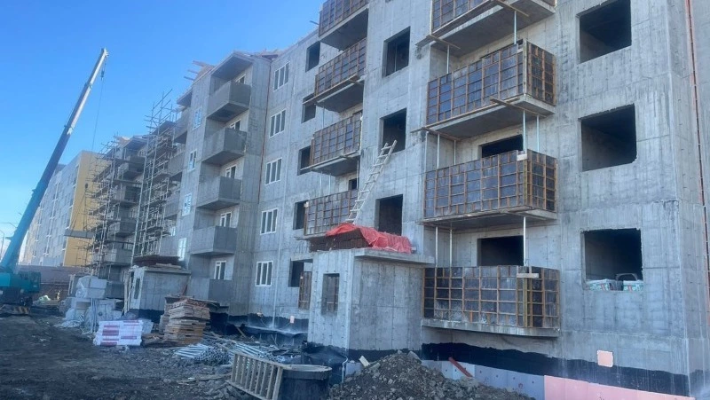 Ход работ по строительству новых домов проверили в Углегорске
