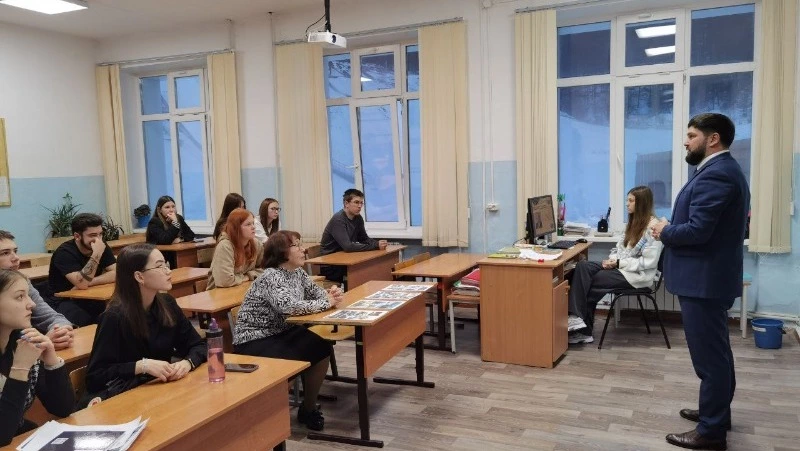 Мэр Федор Филин провел в школе №1 Углегорска «Разговоры о важном»