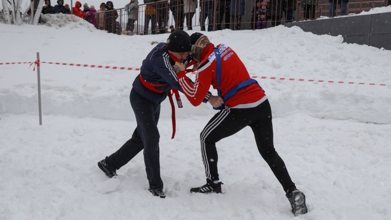 Соревнования по русской борьбе на опоясках провели в областном центре