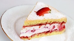 Простой пирог из творога: лакомство для всей семьи