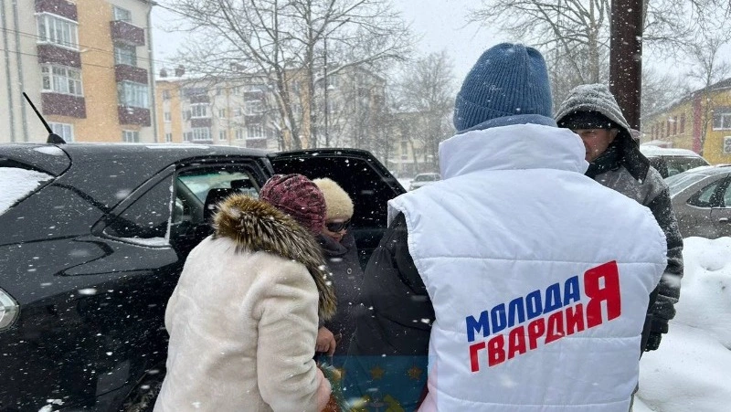 Волонтеры принимают участие в помощи маломобильным гражданам Углегорского района
