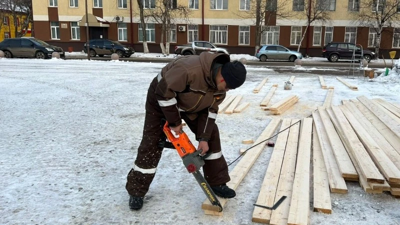 В Углегорске устанавливают ледовую горку