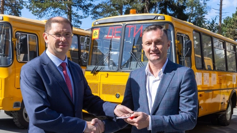 Школы острова Кунашир получили четыре автобуса для перевозки учеников