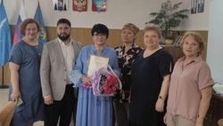 Мэр Федор Филин вручил почетную грамоту директору школы села Лесогорское