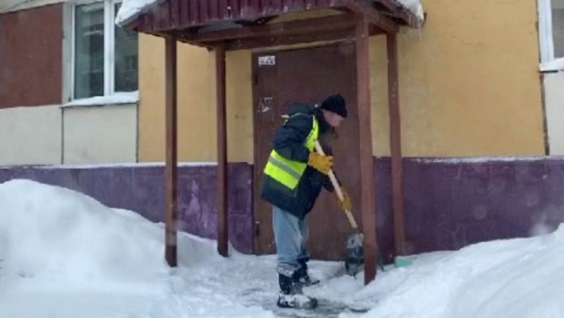 Уборка улиц и дворов от снега продолжается в Углегорском районе