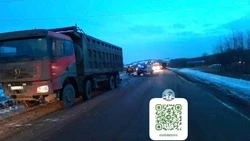Грузовик вылетел на встречку и врезался в «УАЗ Патриот» в Углегорском районе