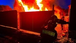 Бытовка полыхала в Углегорске на протяжении шести часов