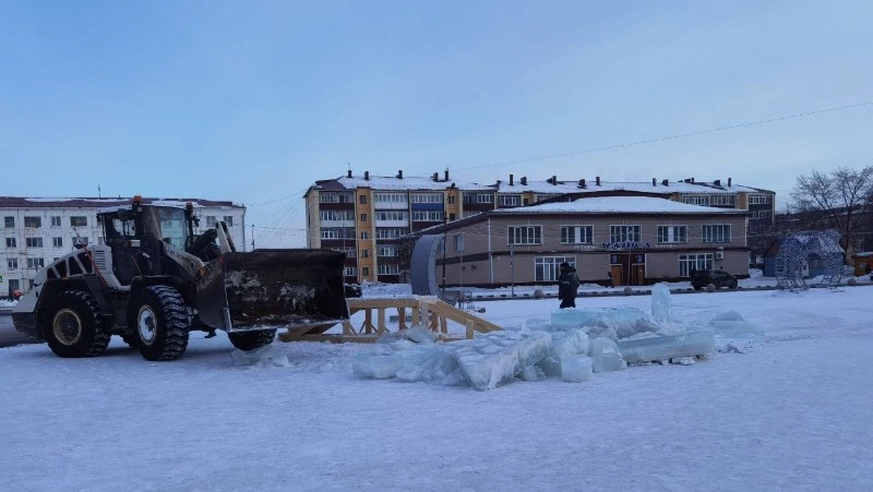 Ледяные горки убирают в Шахтерске и Углегорске 